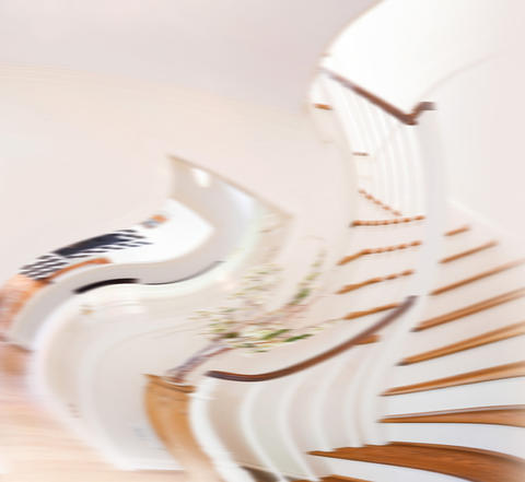 Verzogene Darstellung einer Treppe um den Eindruck von Schwindel darzustellen