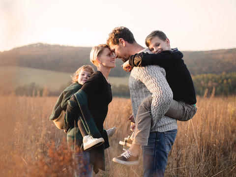 Eine vierköpfige Familie in herbstlicher Landschaft