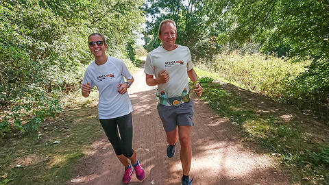 Zwei Personen bei einem Lauf der Africa Runners auf einer Waldstrecke
