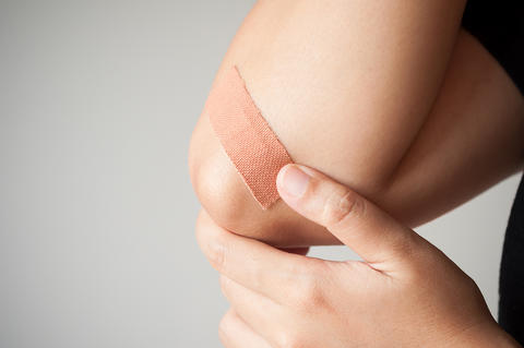 Detailaufnahme einer Person mit Pflaster am Arm