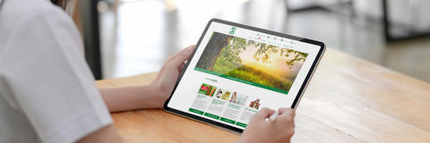 Aufsicht auf ein Tablet mit geöffneter Website des Fachkreiportals, dass eine junge PTA in den Händen hält