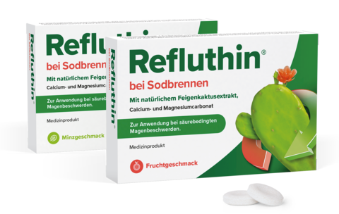 Packungsabbildungen von Refluthin® mit Fruchtgeschmack und Refluthin® mit Minzgeschmack mit davor liegenden Kautabletten
