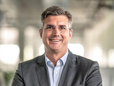 Portrait von Olaf Schwabe, dem CEO der Schwabe Group