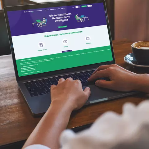 Laptop mit Webseite zum Thema KI auf dem Screen