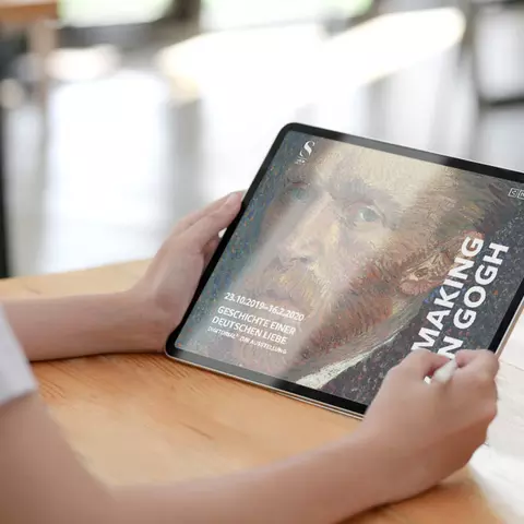 Aufsicht auf ein Tablet mit der Website des Städelmuseums, dass eine junge Frau in den Händen hält