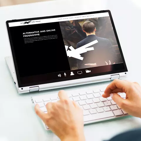 Aufsicht auf ein Laptop mit geöffneter Website des Netzwerks der RuhrKunstMuseen