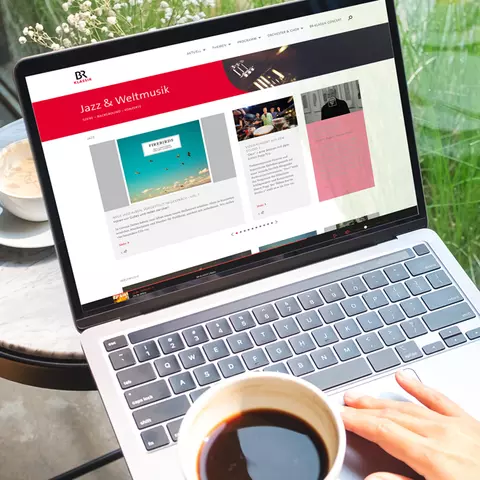 Aufsicht auf ein Laptop mit geöffneter Website für Jazz- und Weltmusik des Bayerischen Rundfunks 