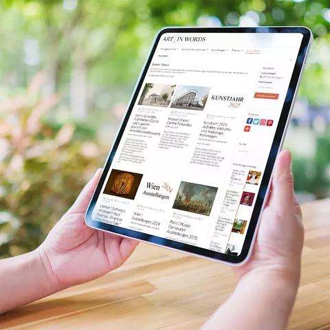 Aufsicht auf ein Tablet mit geöffneter Website artinwords.de, das eine junge Frau in den Händen hält
