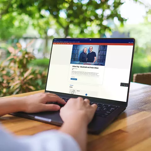 Aufsicht auf ein Tablet mit geöffneter Website Urban Pop – Musikndr.de/talk mit Peter Urban | NDR.de - Kultu, dass eine junge Frau in den Händen hält