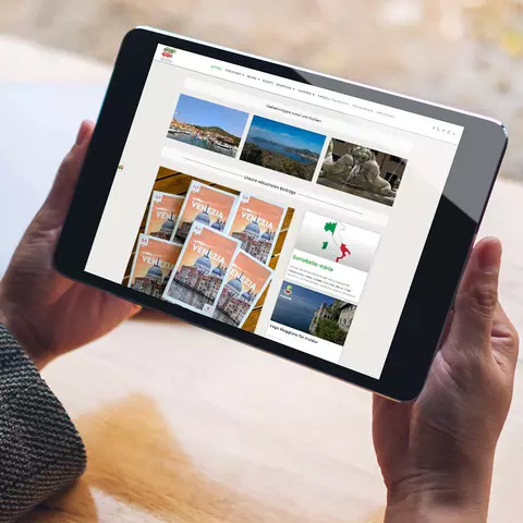 Aufsicht auf ein Tablet mit geöffneter Website sonoitalia.de, dass eine junge Frau in den Händen hält