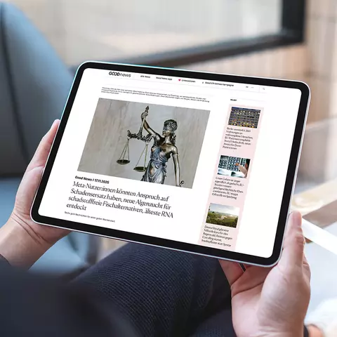Aufsicht auf ein Tablet mit geöffneter Website goodnews.de, dass eine junge Frau in den Händen hält