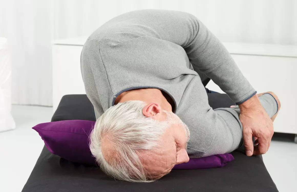 Mann führt spezielle Schwindelübungen durch